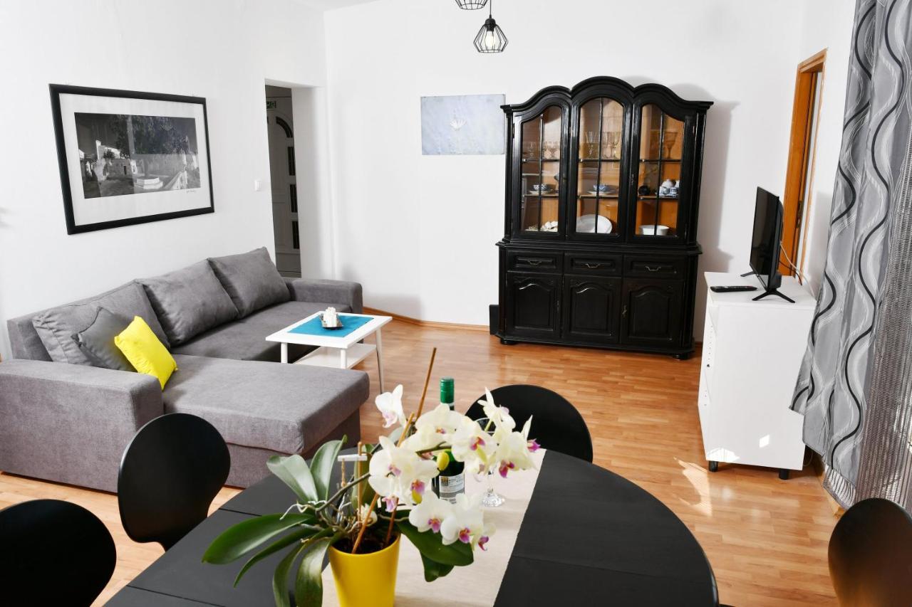 Apartments Novotny Banjol Eksteriør billede